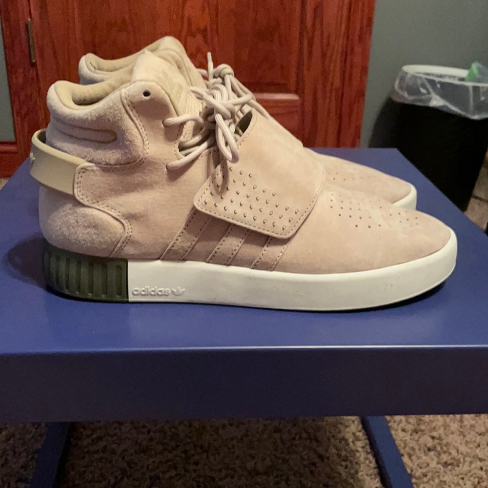 Women’s Adidas high top sneakers!